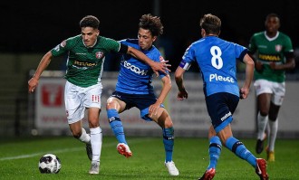 本菲卡的防线如同铜墙铁壁，费内巴切的进攻表现太不稳定