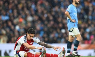 英超回顾：有毒啊！国际比赛日又伤核心，萨卡伤退牵动全局，枪手夺冠又难了